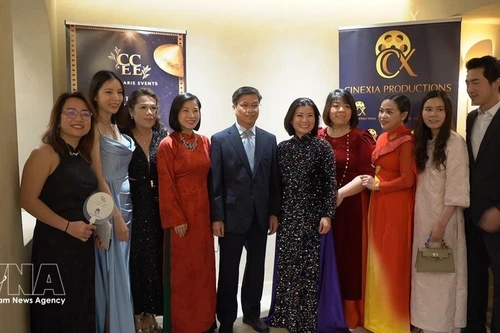 Director of the Viet Nam Cultural Centre in France, Dinh Ngoc Duc (fifth from the left), poses for a group photo with members of the organising committee of the "Cinema Night - Bridge of Light". (Photo: VNA)