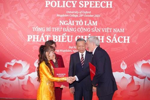 University of Oxford launches the Oxford Pioneer Scholarship Scheme in the presence of General Secretary To Lam during his official visit to the United Kingdom.