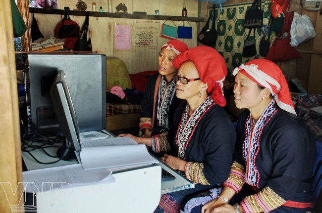 Centre works to revive traditional culture and reduce poverty in minority groups ảnh 3