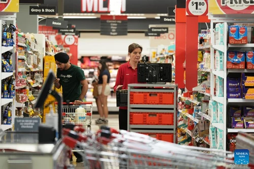 A staff member checks stock at a supermarket in Canberra, Australia, on Jan. 22, 2026. Australia's unemployment rate fell to 4.1 percent in December as the total number of hours worked by Australians hit two billion for the first time, according to official figures released on Thursday. The Australian Bureau of Statistics (ABS) said that the unemployment rate dropped from 4.3 percent in November to 4.1 percent in December, the equal-lowest level recorded in 2025. (Photo: Xinhua)