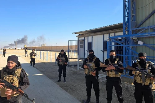 Syrian security forces are deployed at the Al-Hol camp in the northeastern province of Hasakah, Syria, Jan. 21, 2026. Syria's interior authorities and the army's operations authority issued urgent warnings on Wednesday, advising civilians in northern and eastern Syria to avoid former Syrian Democratic Forces (SDF) positions, state news agency SANA reported. (Str/Xinhua)