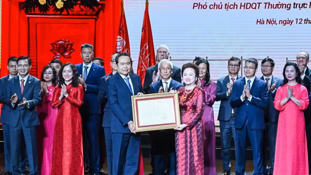 National Assembly President Tran Thanh Man presents the title of Labour Hero to Nguyen Thi Nga, Chairwoman of BRG Group and Permanent Vice Chairwoman of the Board of Directors of SeABank. (Photo: DUY LINH)