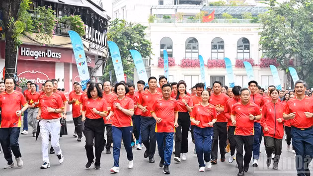 Permanent Member of the Party Central Committee’s Secretariat Tran Cam Tu and delegates take part in a group run at the launch ceremony of the movement “Every Citizen Chooses at Least One Suitable Sport for Regular Exercise”.