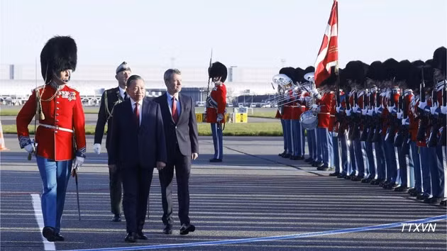 General Secretary and President To Lam and King Frederik X review the guard of honour. (Photo: VNA)