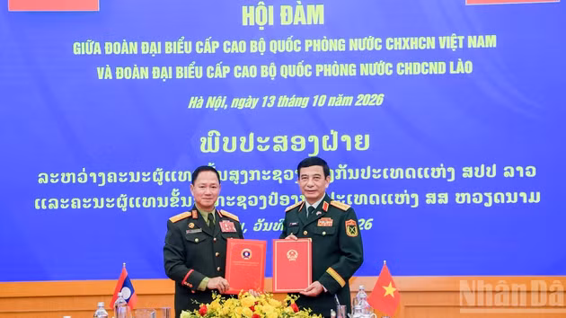 General Phan Van Giang and General Khamliang Outhakaysone sign the Viet Nam–Laos defence cooperation plan for 2027. (Photo: THE DAI)
