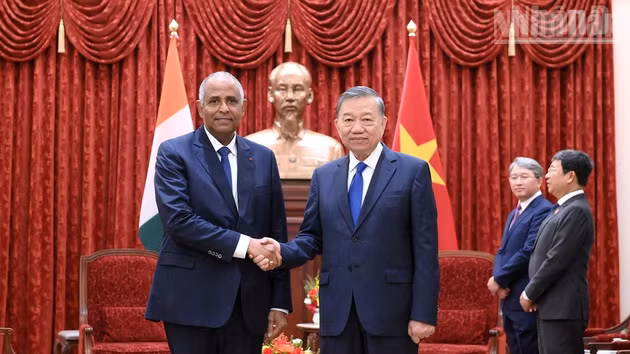 Party General Secretary and President To Lam receives President of the National Assembly of Côte d’Ivoire Patrick Achi. 