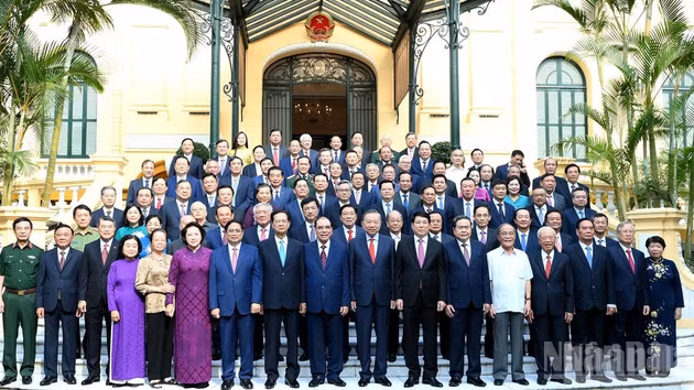 Party General Secretary and State President To Lam, incumbent and former Party and State leaders, and other delegates attend the meeting.