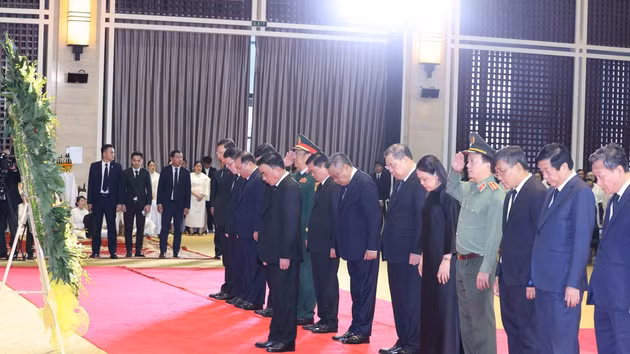 Permanent Member of the Party Central Committee’s Secretariat Tran Cam Tu leads a high-ranking delegation of the Party and State of Viet Nam in paying tribute to Xaysomphone Phomvihane, Politburo member and President of the Lao National Assembly. (Photo: VNA)