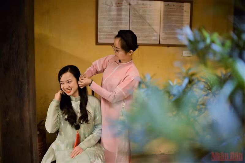 Traditional five-flap long dress loved by the youth ảnh 2