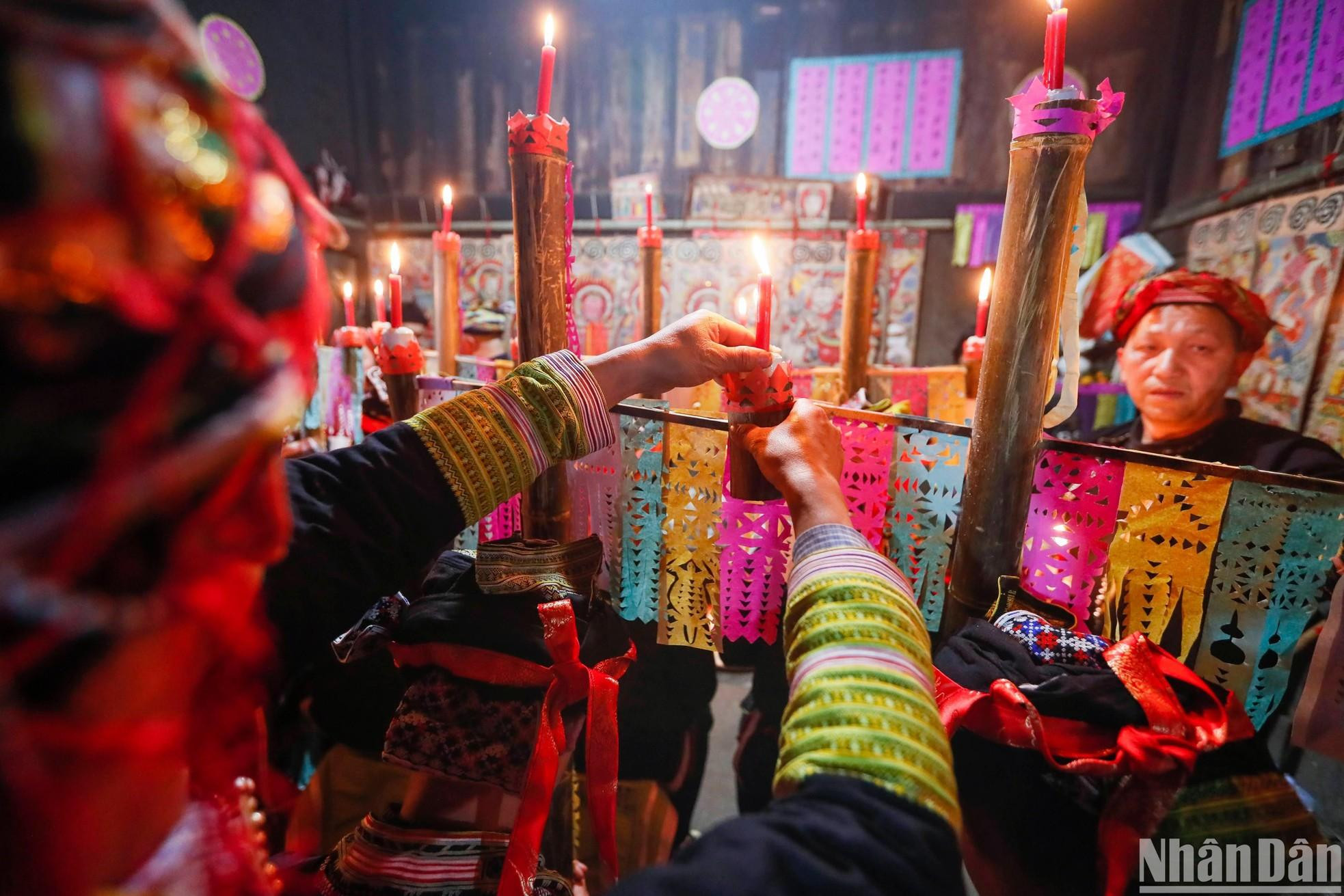 The shaman invites the gods and ancestors of the family by performing the ceremony and lighting 7 lamps. After the candles are lit, the shamans begin to move around to perform the ceremony. The shaman invites the gods and ancestors of the family by performing the ceremony and lighting 7 lamps. After the candles are lit, the shamans begin to move around to perform the ceremony.