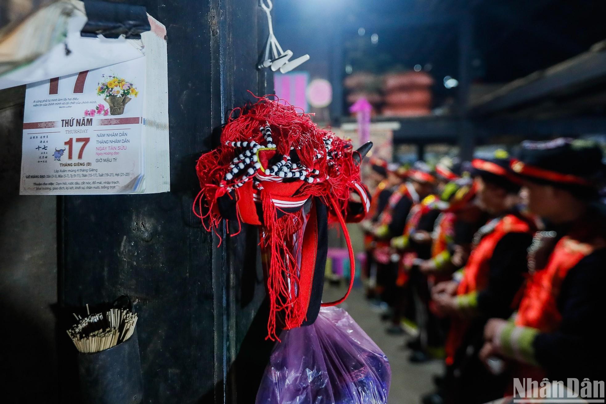 The ritual of the Red Dao people clearly demonstrates the community's concept of the spiritual world, and at the same time clearly represents the unique cultural identity of the ethnic people. The ritual of the Red Dao people clearly demonstrates the community's concept of the spiritual world, and at the same time clearly represents the unique cultural identity of the ethnic people.