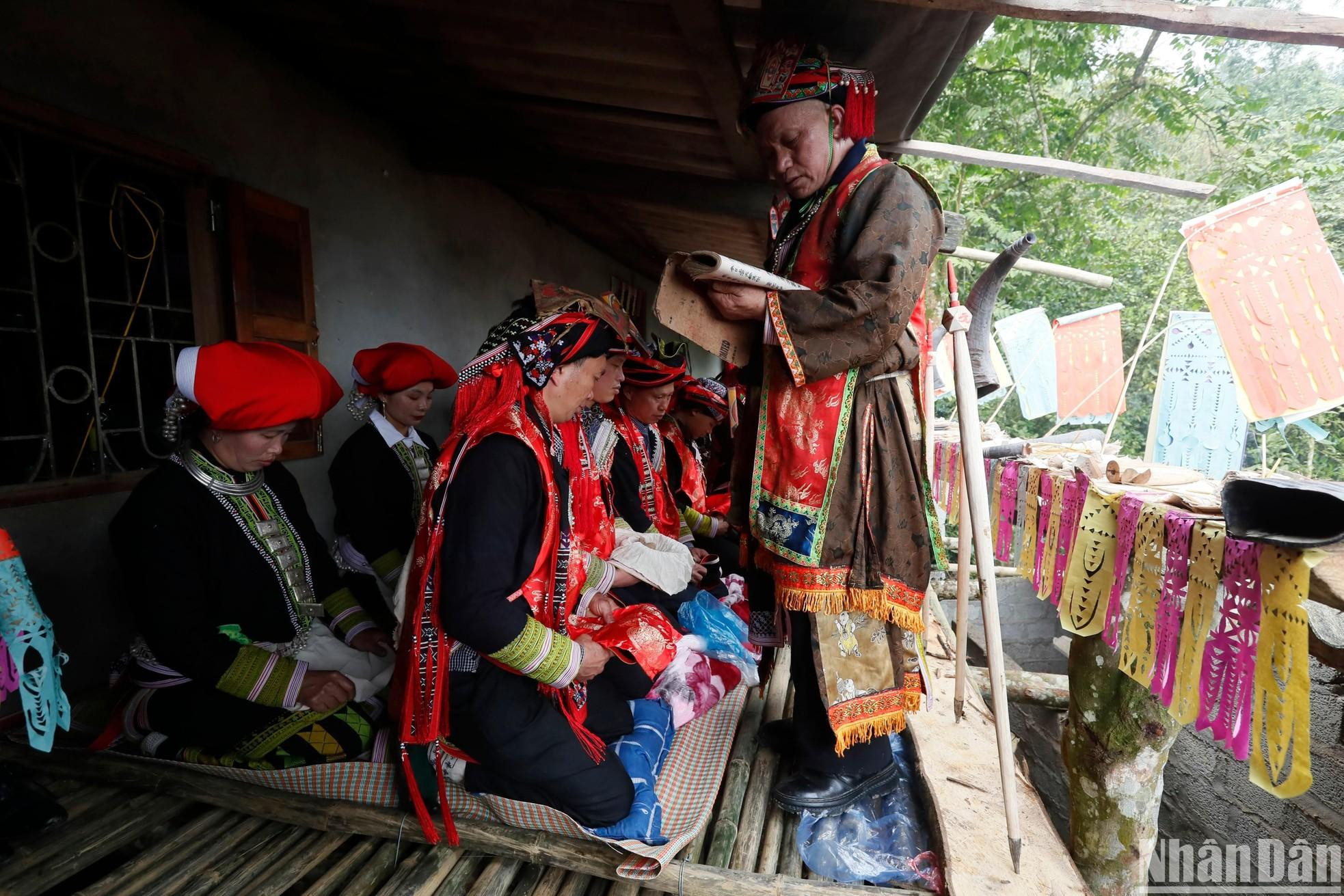 According to the Dao people, a man who has not undergone the ceremony is not considered an adult. According to the Dao people, a man who has not undergone the ceremony is not considered an adult.