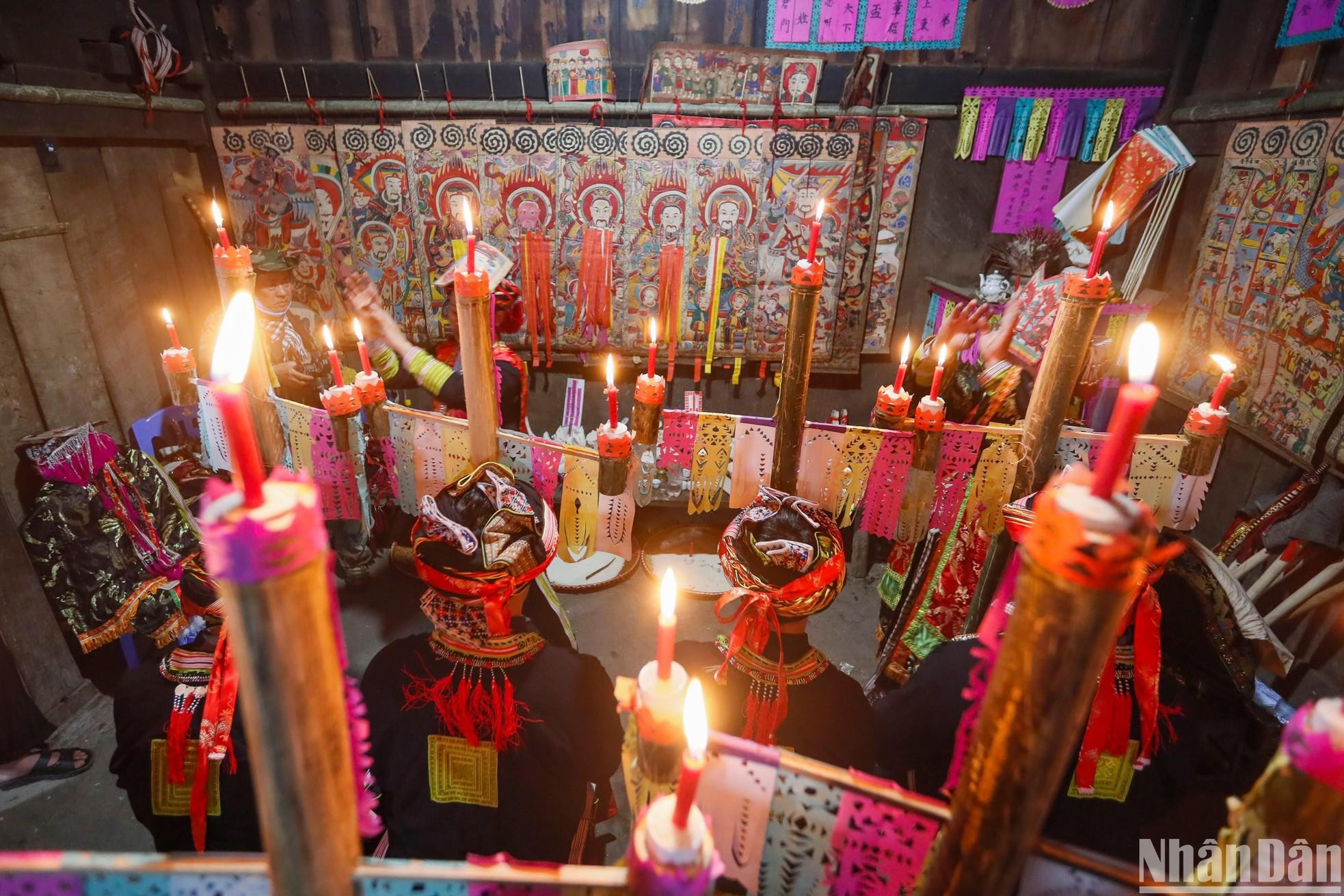 The area where the ceremony is held is selected by the shaman. Shamans conduct a ritual dedicated to the Jade Emperor before granting le cap sac to Red Dao men. The area where the ceremony is held is selected by the shaman. Shamans conduct a ritual dedicated to the Jade Emperor before granting le cap sac to Red Dao men.
