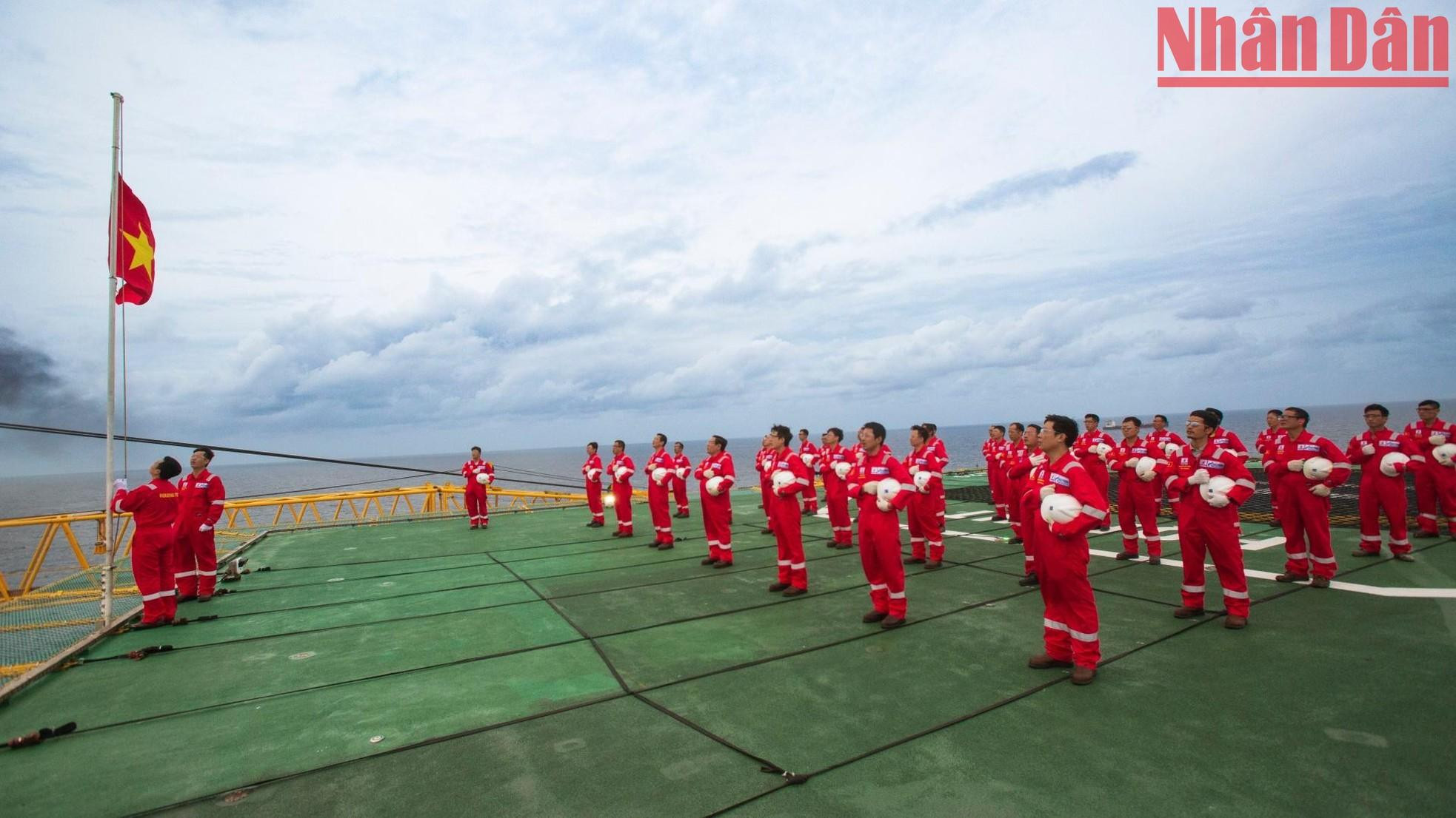 The sacred flag-raising ceremony at the farthest oil rig in the East Sea/South China Sea ảnh 8