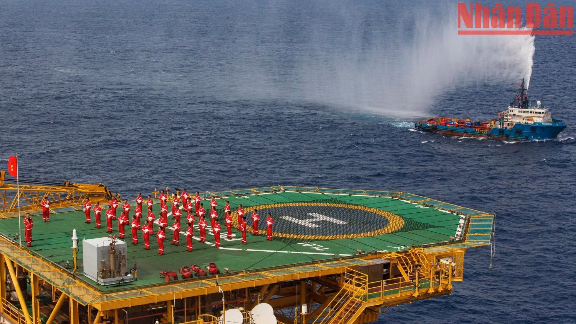 The flag-raising ceremony took place on the helipad of the rig. The flag-raising ceremony took place on the helipad of the rig.