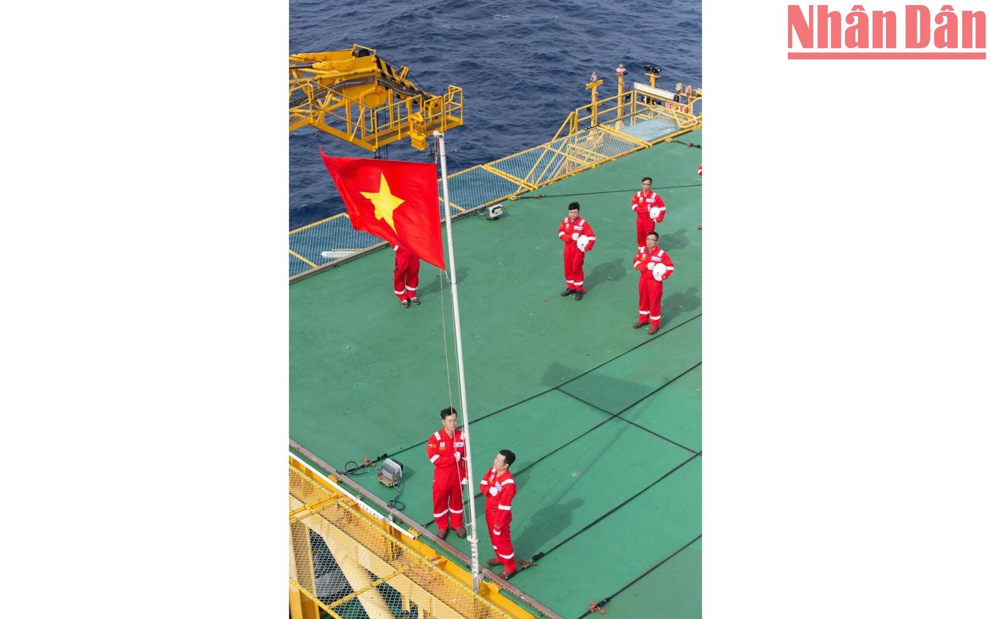 Nguyen Ngoc Nha, who took the responsibility of raising the flag this time, said that every time he stood to sing the National Anthem here, he felt indescribably emotional. Nha is also one of the young Party members admitted at the Hai Thach-Moc Tinh oil rig in 2020.