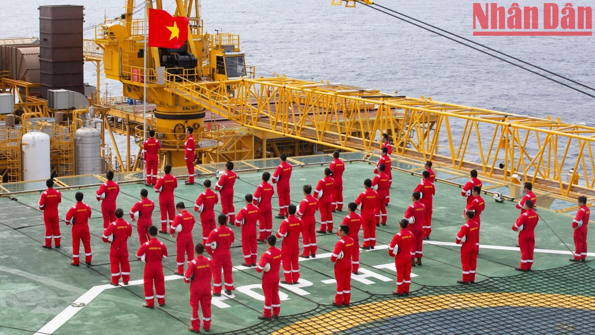 The oil rig's leader Doan Mai Lam, said that for many years, this has been an indispensable ceremony when starting the new week for officials, employees and workers on the rig.