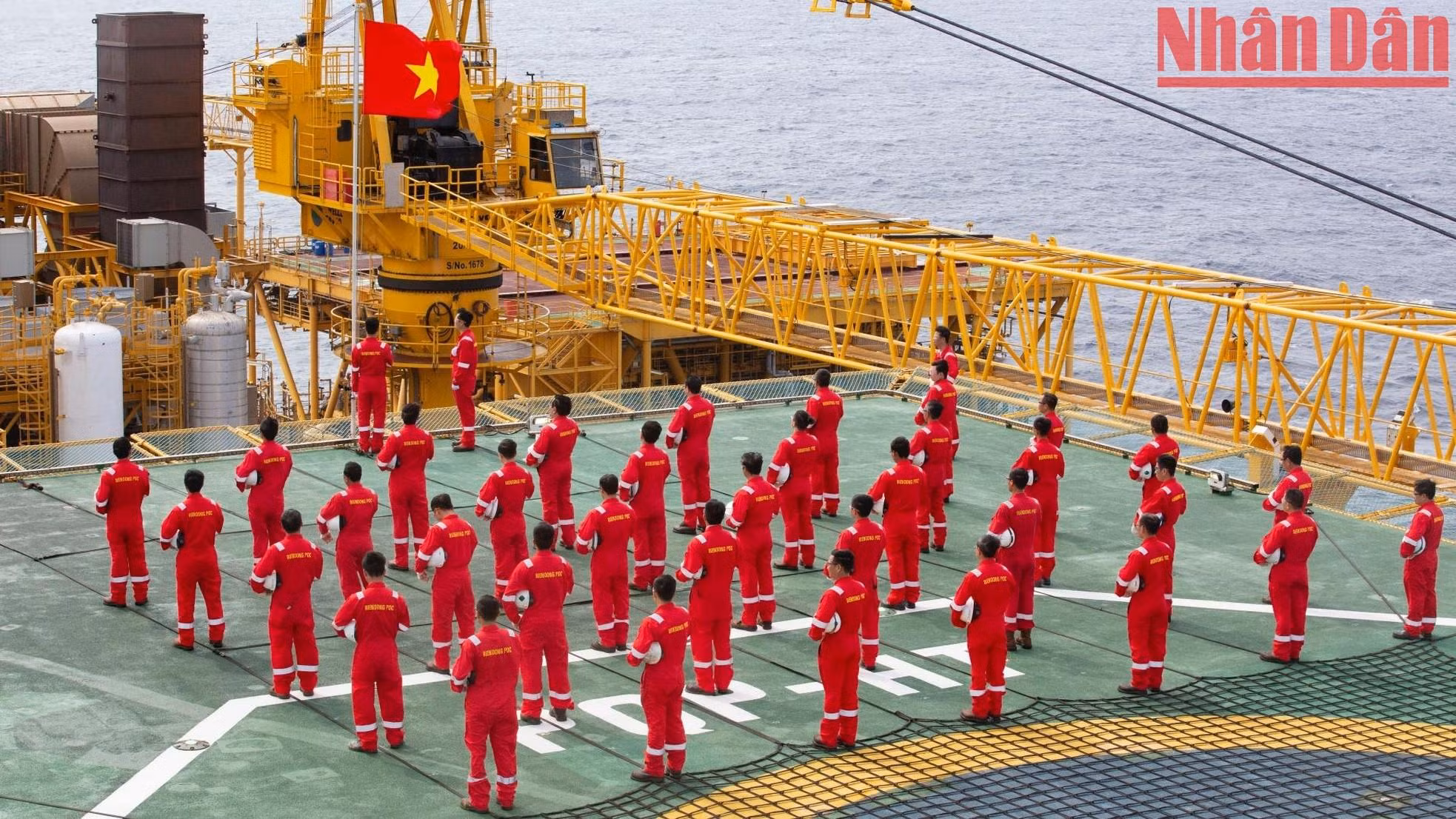 The oil rig's leader Doan Mai Lam, said that for many years, this has been an indispensable ceremony when starting the new week for officials, employees and workers on the rig. The oil rig's leader Doan Mai Lam, said that for many years, this has been an indispensable ceremony when starting the new week for officials, employees and workers on the rig.