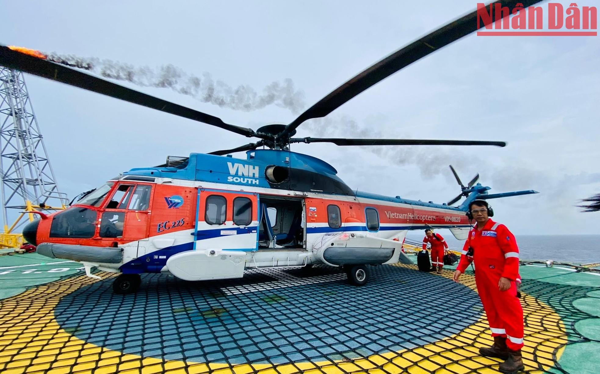 To get to this rig cluster, it is necessary to take a helicopter from Vung Tau airport, lasting 1 hour 45 minutes.