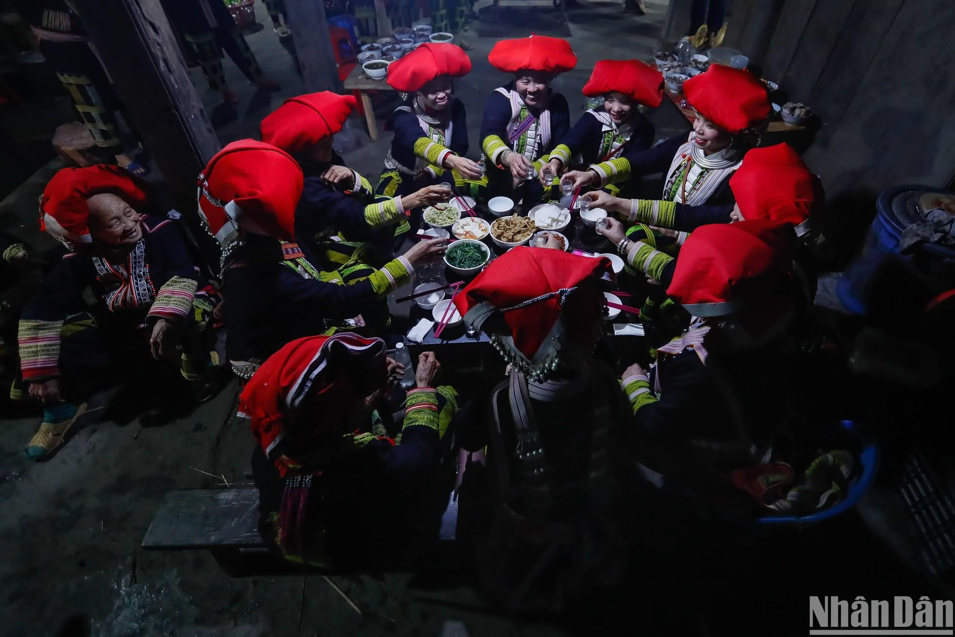 In addition to the rites and ceremonies, the ceremony also takes place with a variety of folk-art forms expressing religious and belief purposes through music, hymns, performances, dances, performances, rituals, and folk dances, thus reflecting the content of history and culture, creating a joyful activity, and attracting the enthusiastic participation of villagers. In addition to the rites and ceremonies, the ceremony also takes place with a variety of folk-art forms expressing religious and belief purposes through music, hymns, performances, dances, performances, rituals, and folk dances, thus reflecting the content of history and culture, creating a joyful activity, and attracting the enthusiastic participation of villagers.