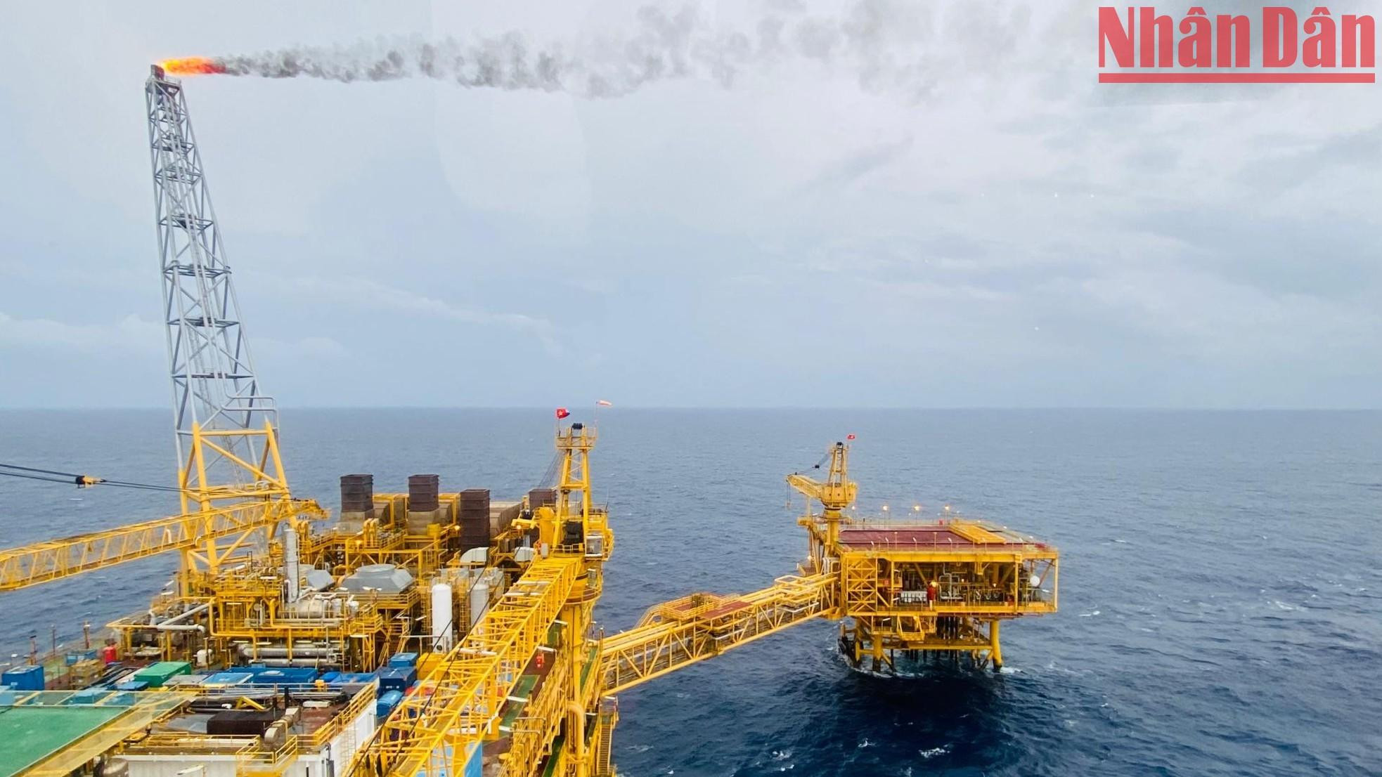 Hai Thach - Moc Tinh, 320km southeast of Vung Tau province, is a cluster of oil and gas fields in the deepest and farthest offshore areas of the Vietnam Oil and Gas Group (PVN). This rig cluster is part of the project "Bien Dong-01" - the largest-ever cluster of construction works on the sea. Its most special feature is that the rig cluster is designed, manufactured, installed and operated by Vietnamese people.