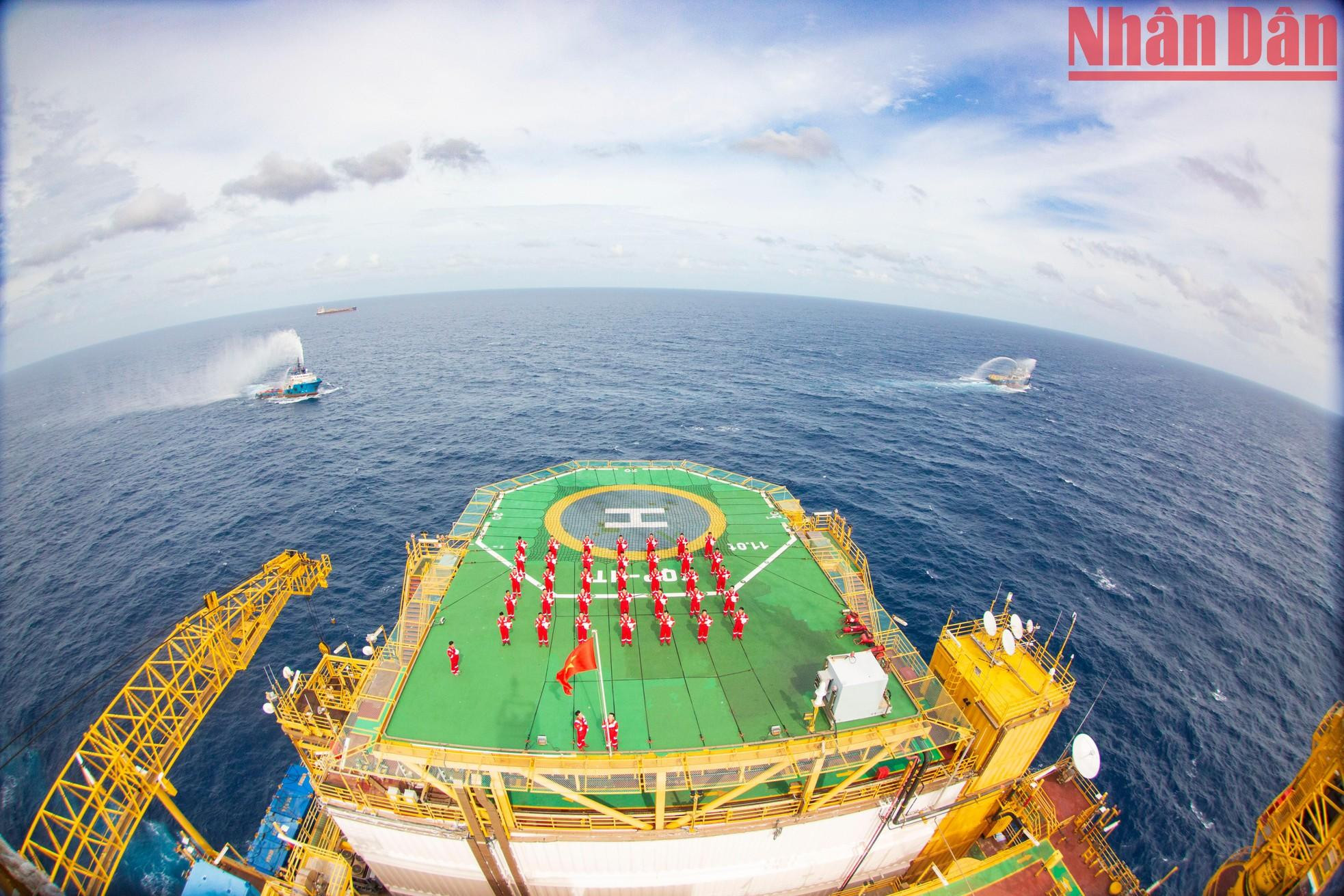 The weather is not always in favour of people. One week in November, early in the morning, dark clouds came and it rained. The preparation for the flag-raising ceremony is therefore also more difficult. But by 7:30 am, when the rain had just stopped, even though it was still cloudy, the employees on the Hai Thach-Moc Tinh rig were still determined to perform the flag-raising ceremony as planned.