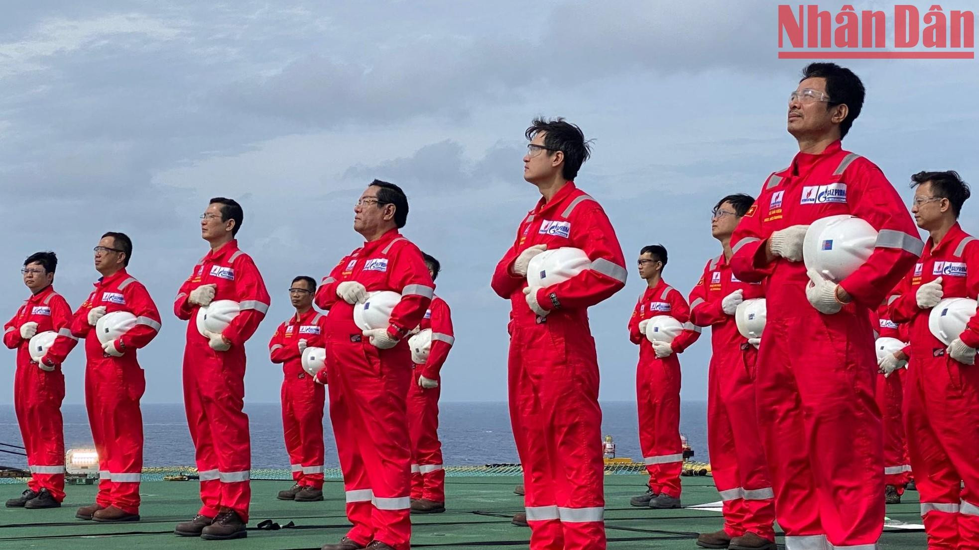 The moment when officials, employees and workers face the national flag, in the middle of the windy East Sea. The ceremony seemed to remind them of their responsibility to contribute to mastering the waters of the Fatherland.