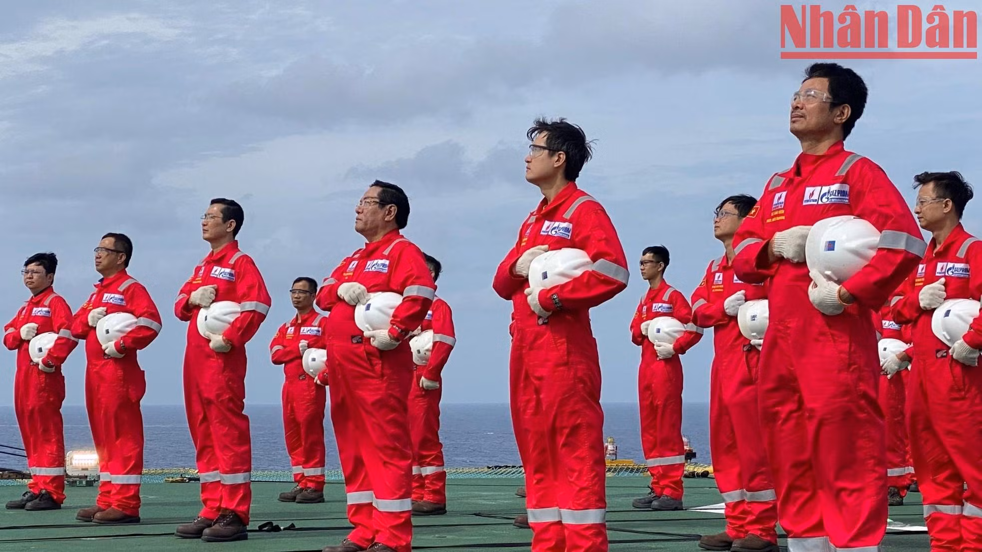 The moment when officials, employees and workers face the national flag, in the middle of the windy East Sea. The ceremony seemed to remind them of their responsibility to contribute to mastering the waters of the Fatherland. The moment when officials, employees and workers face the national flag, in the middle of the windy East Sea. The ceremony seemed to remind them of their responsibility to contribute to mastering the waters of the Fatherland.