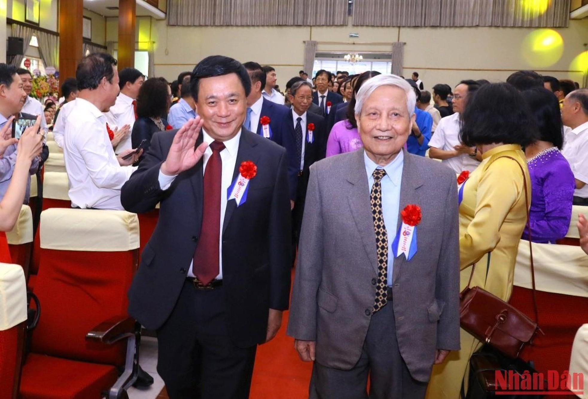 Politburo member Nguyen Xuan Thang and veteran journalist Ha Dang attend the ceremony.