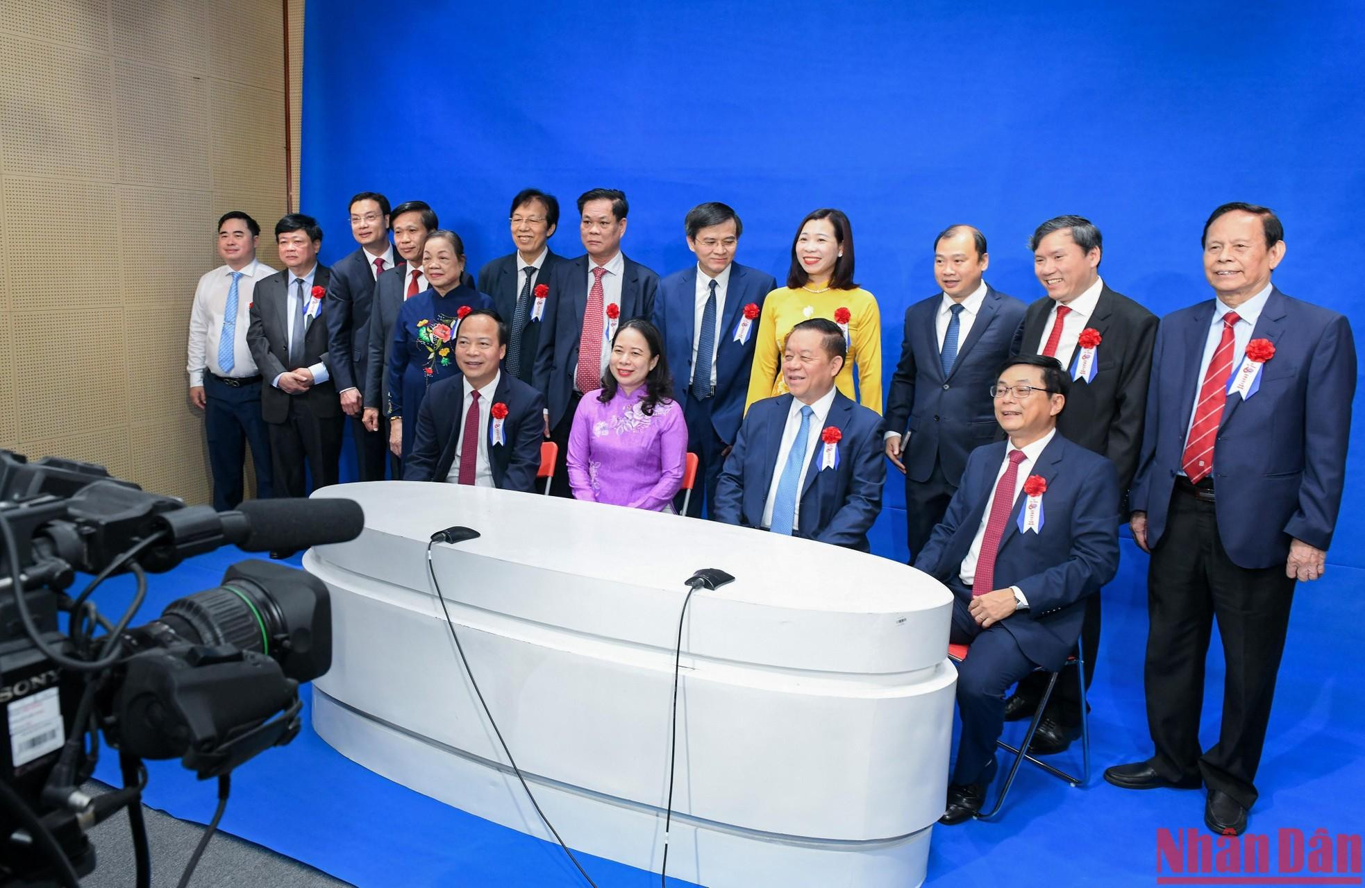 Head of the PCC’s Commission for Communications and Education Nguyen Trong Nghia, Vice President Vo Thi Anh Xuan and other delegates are satisfied with the equipment of the academy.