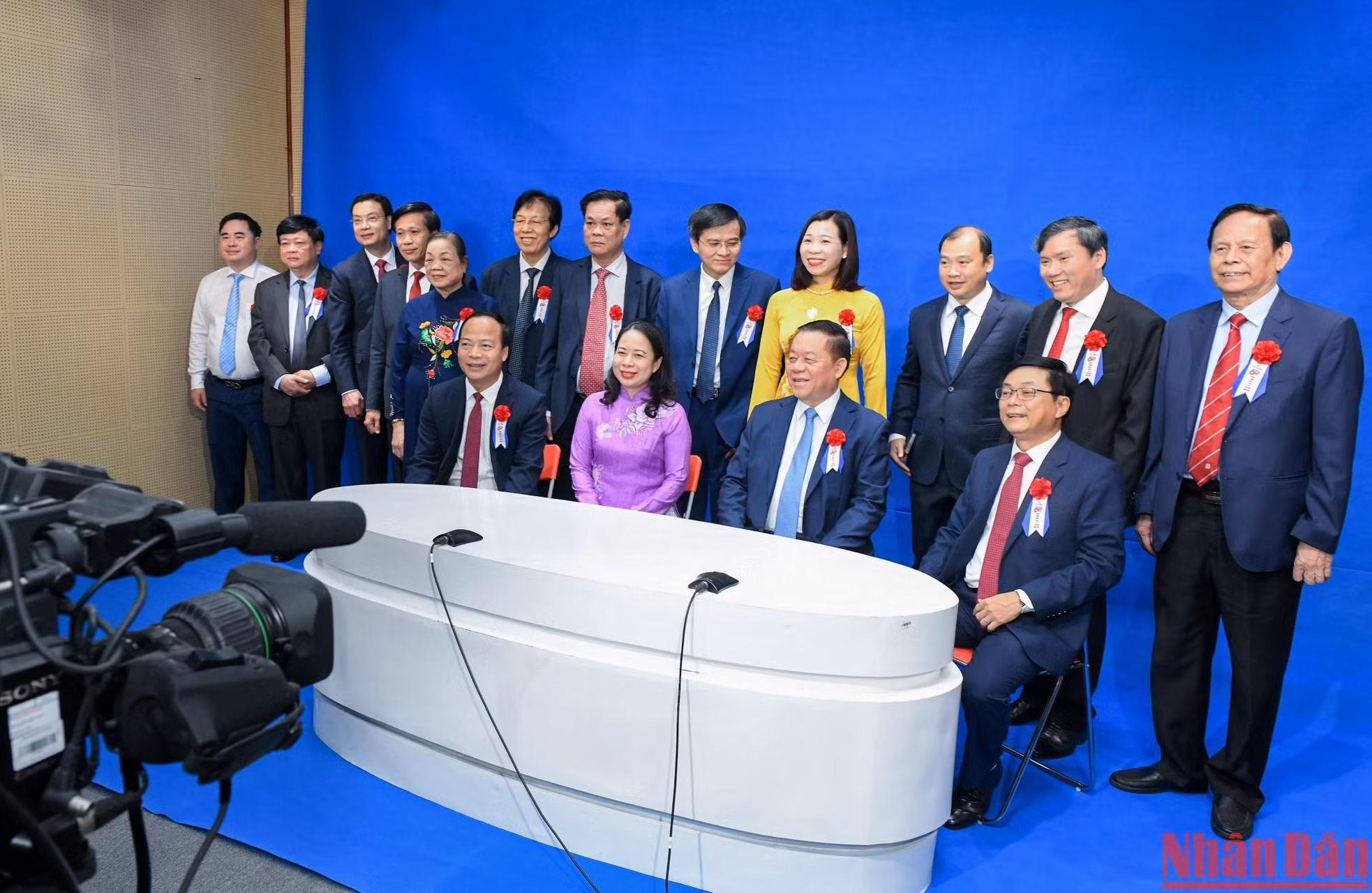Head of the PCC’s Commission for Communications and Education Nguyen Trong Nghia, Vice President Vo Thi Anh Xuan and other delegates are satisfied with the equipment of the academy.