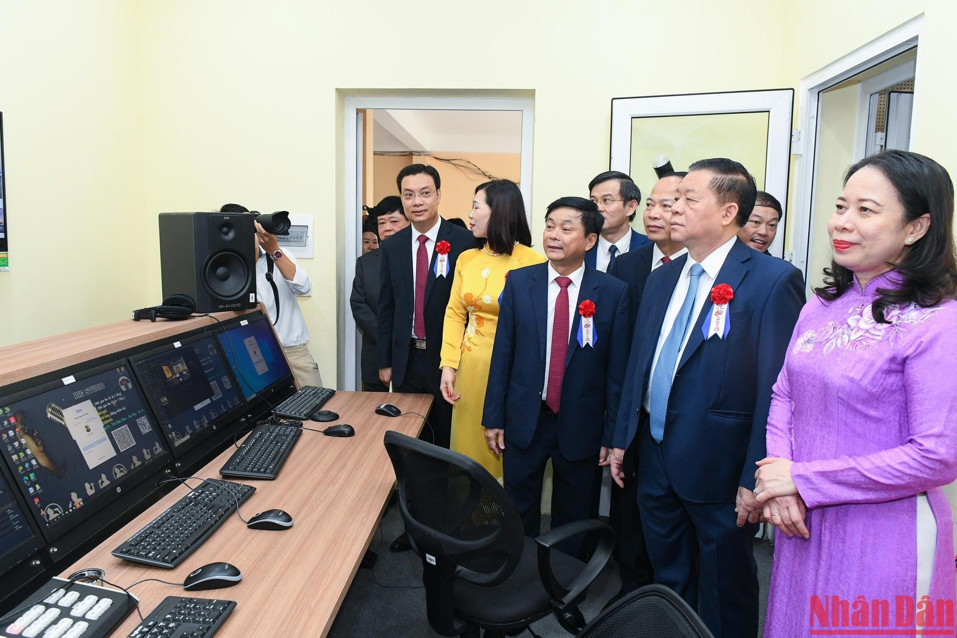 The delegates visit the academy’s film editing practice room.