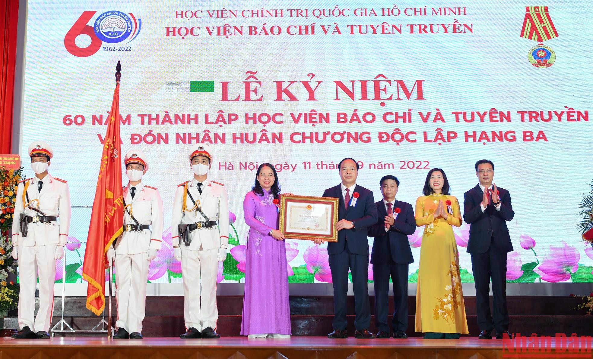 Vice President Vo Thi Anh Xuan presents the third-class Independence Order to the AJC.