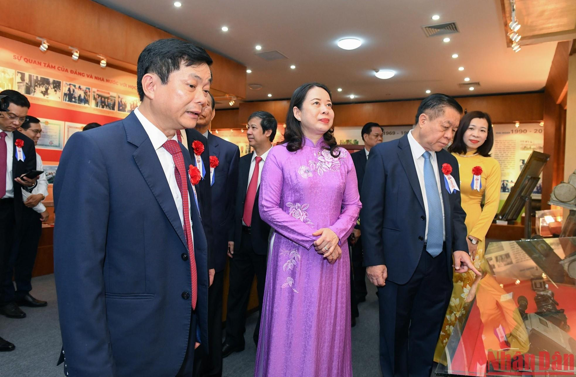 Party and State leaders visit the tradition room.