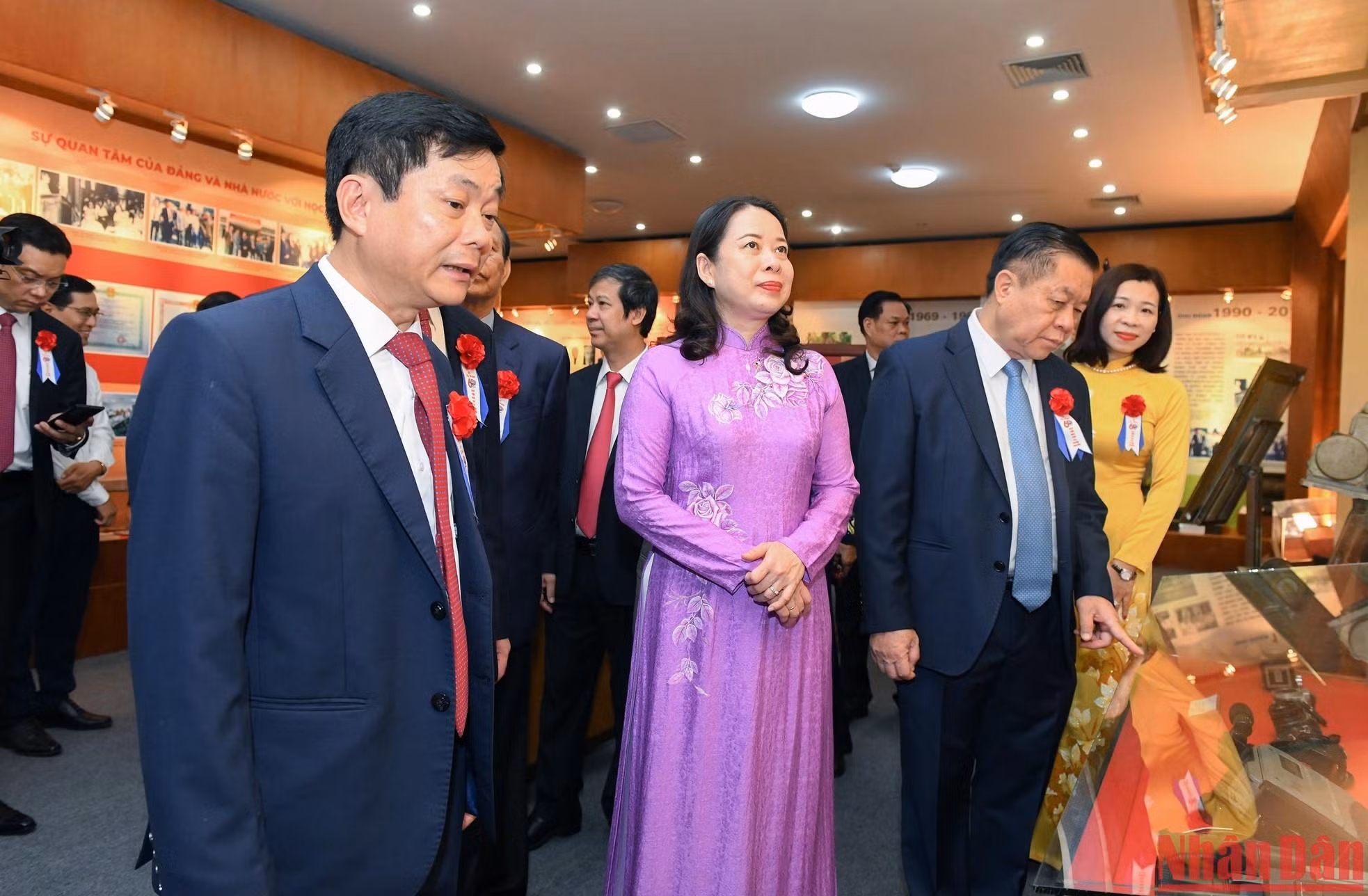 Party and State leaders visit the tradition room.