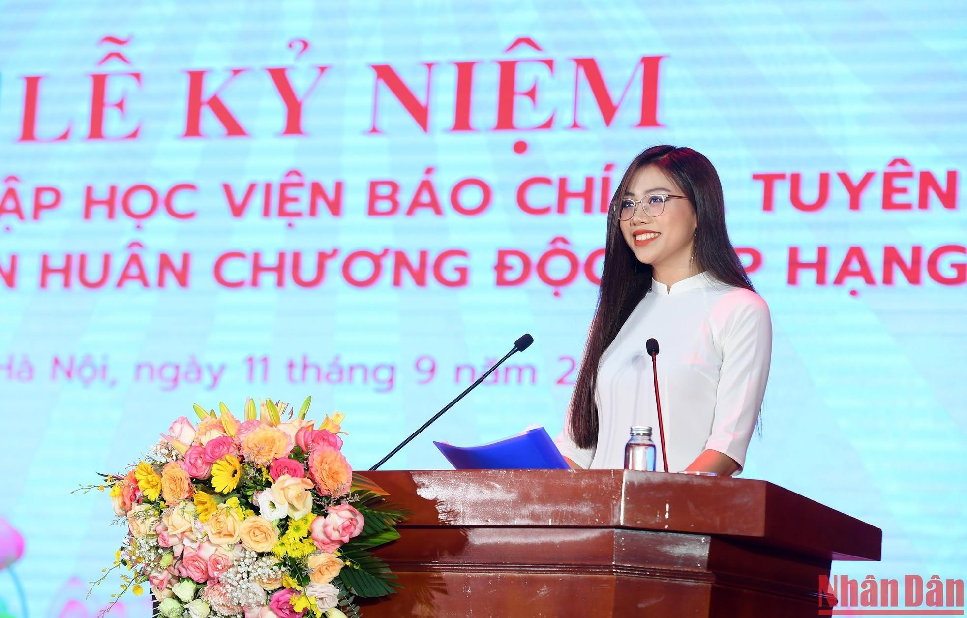 Student Nguyen Anh Khue, representing the academy’s students, expressed her feelings at the ceremony.