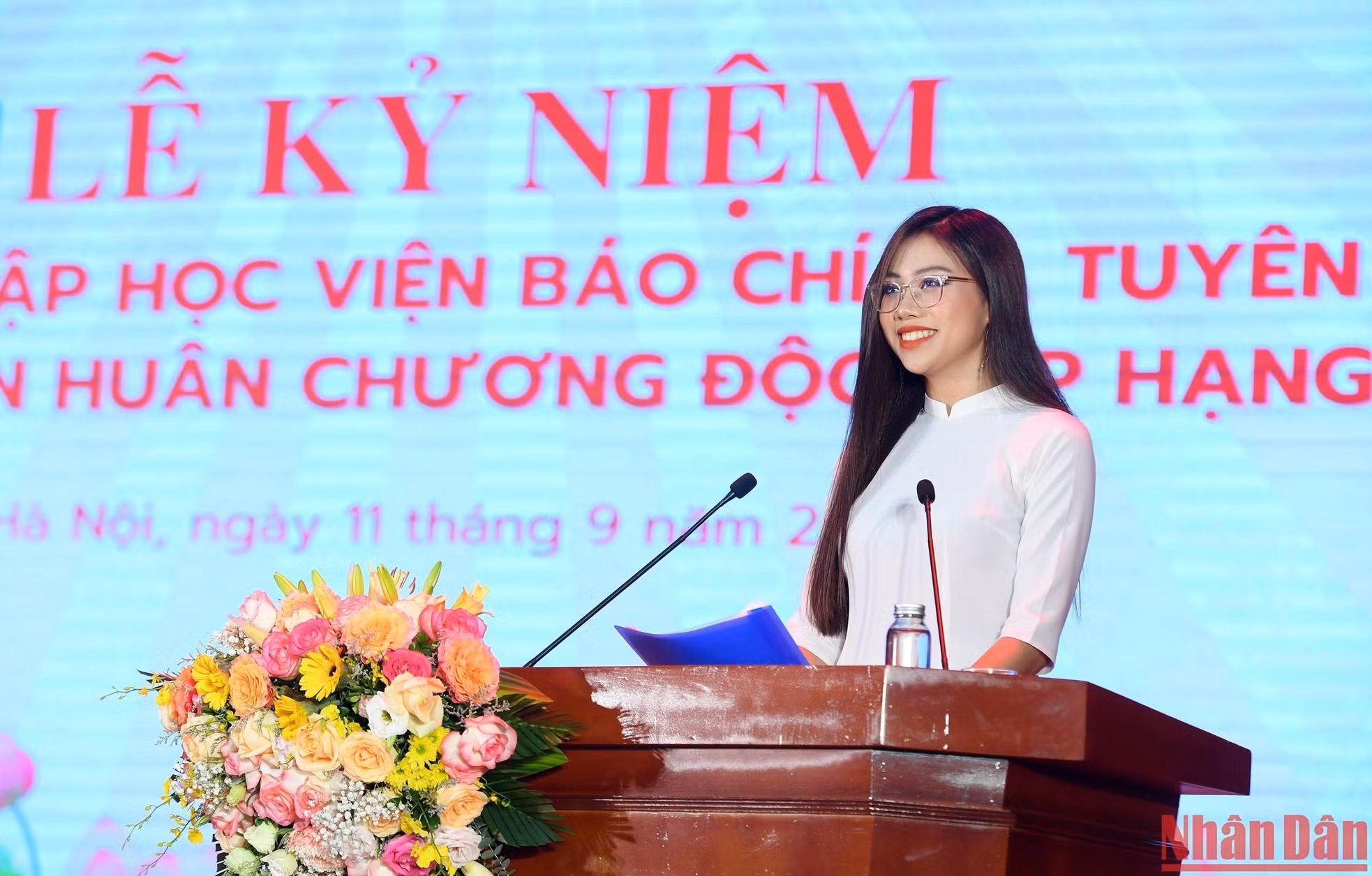 Student Nguyen Anh Khue, representing the academy’s students, expressed her feelings at the ceremony.