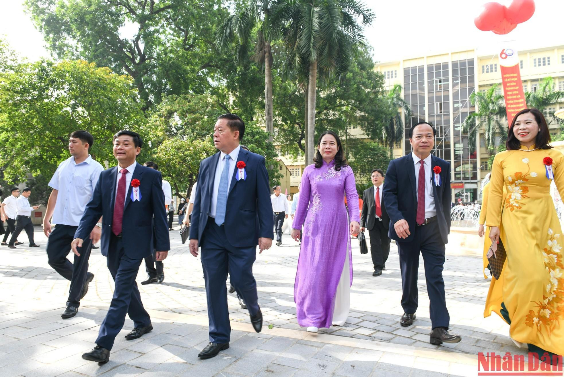 The delegates visit the campus of the academy.