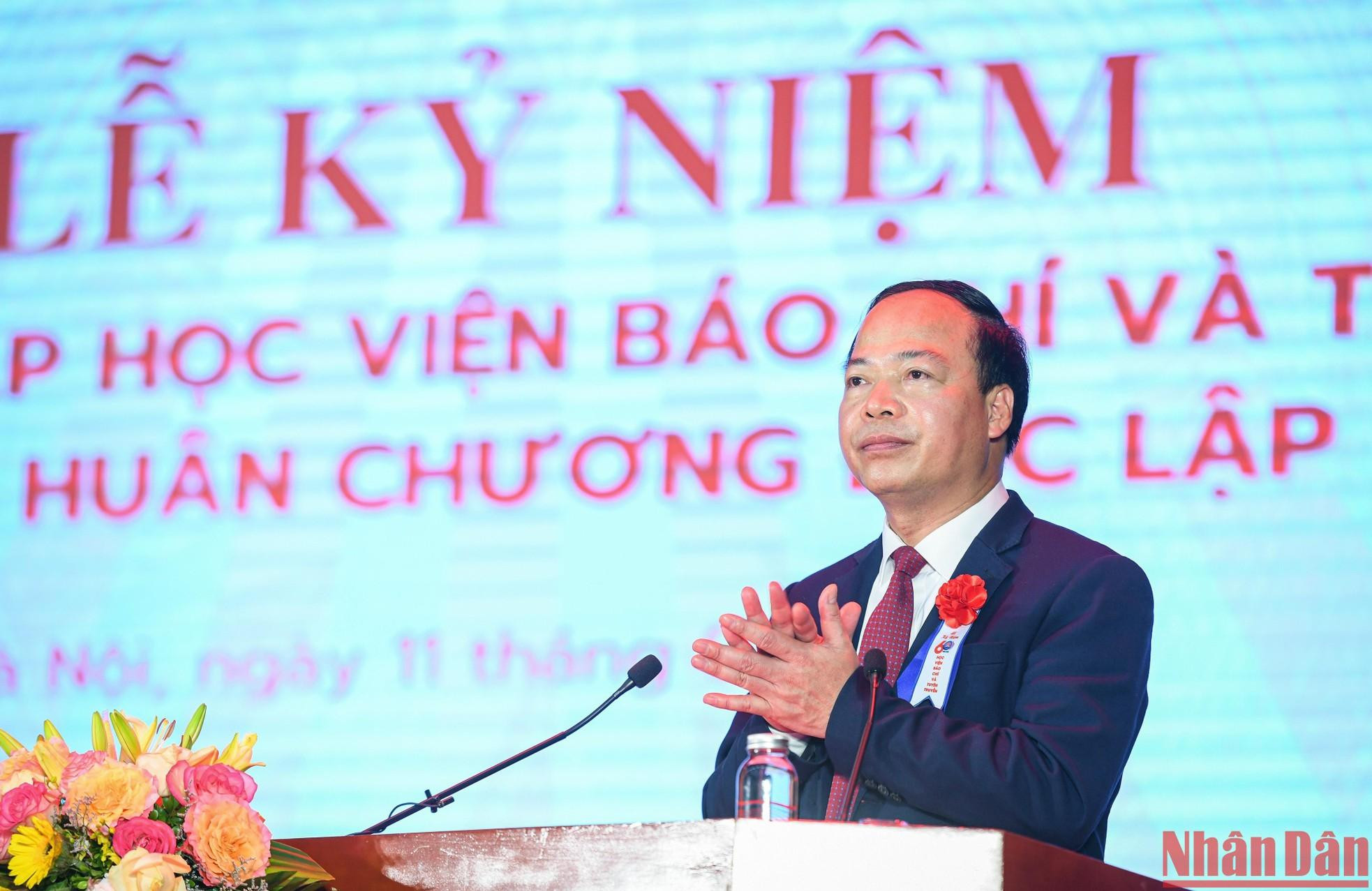 On behalf of the academy’s leaders, Assoc. Prof. Dr. Mai Duc Ngoc, Secretary of the Party Committee and Chairman of the Council of the academy read the congratulatory letter from President Nguyen Xuan Phuc.