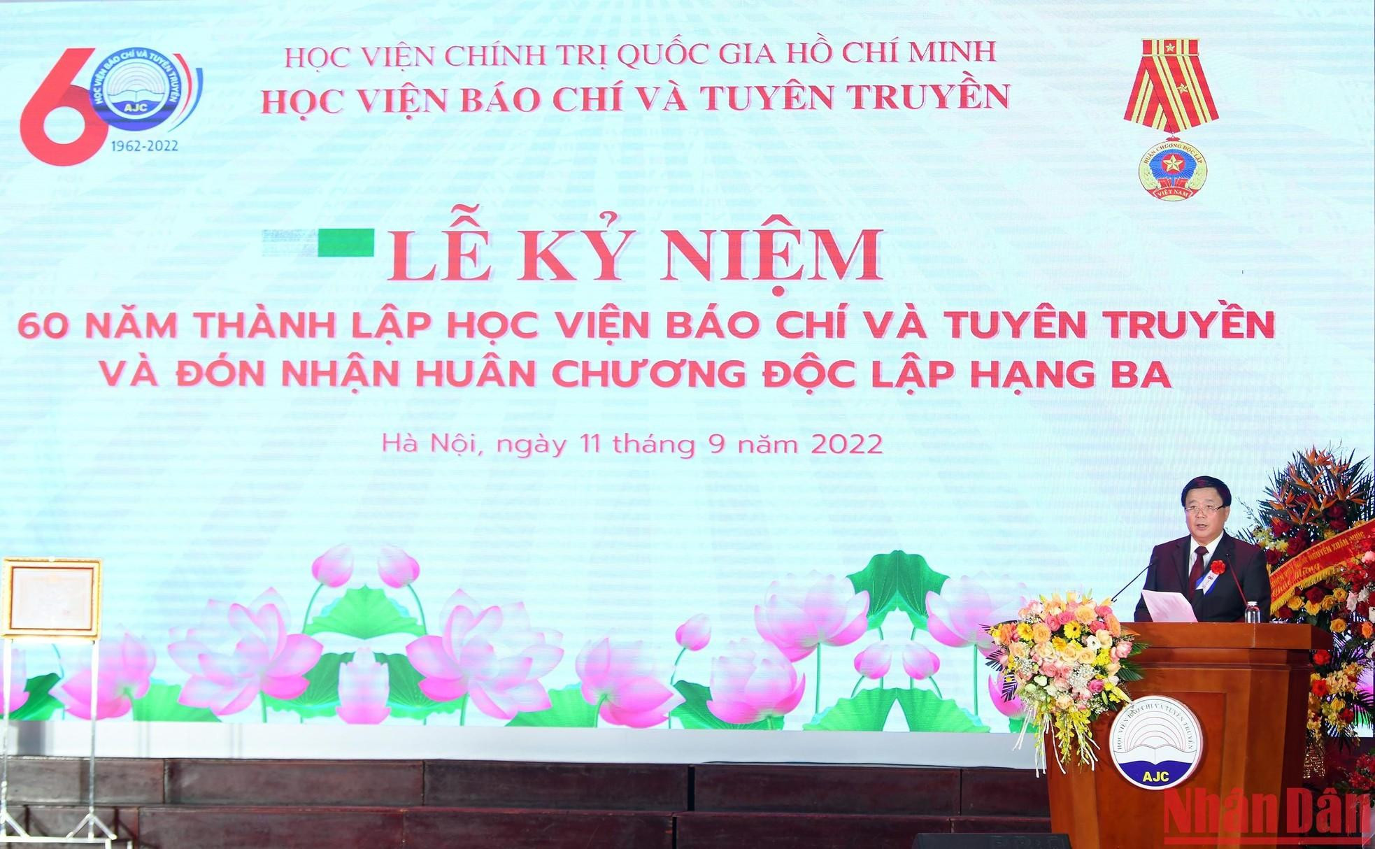 Politburo member Nguyen Xuan Thang speaks at the ceremony.