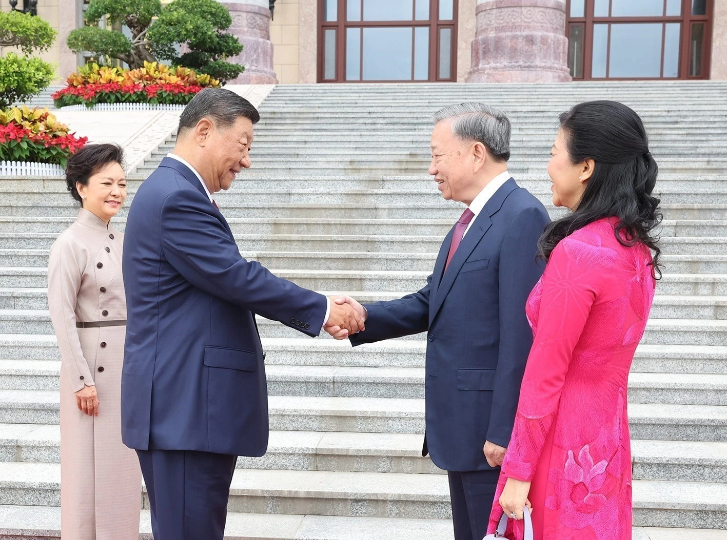 General Secretary of the Communist Party of China Central Committee and President of China Xi Jinping and his spouse welcome General Secretary of the Communist Party of Vietnam (CPV) Central Committee and State President To Lam and his spouse at the welcome ceremony in Beijing, China. (Photo: Tri Dung - VNA)