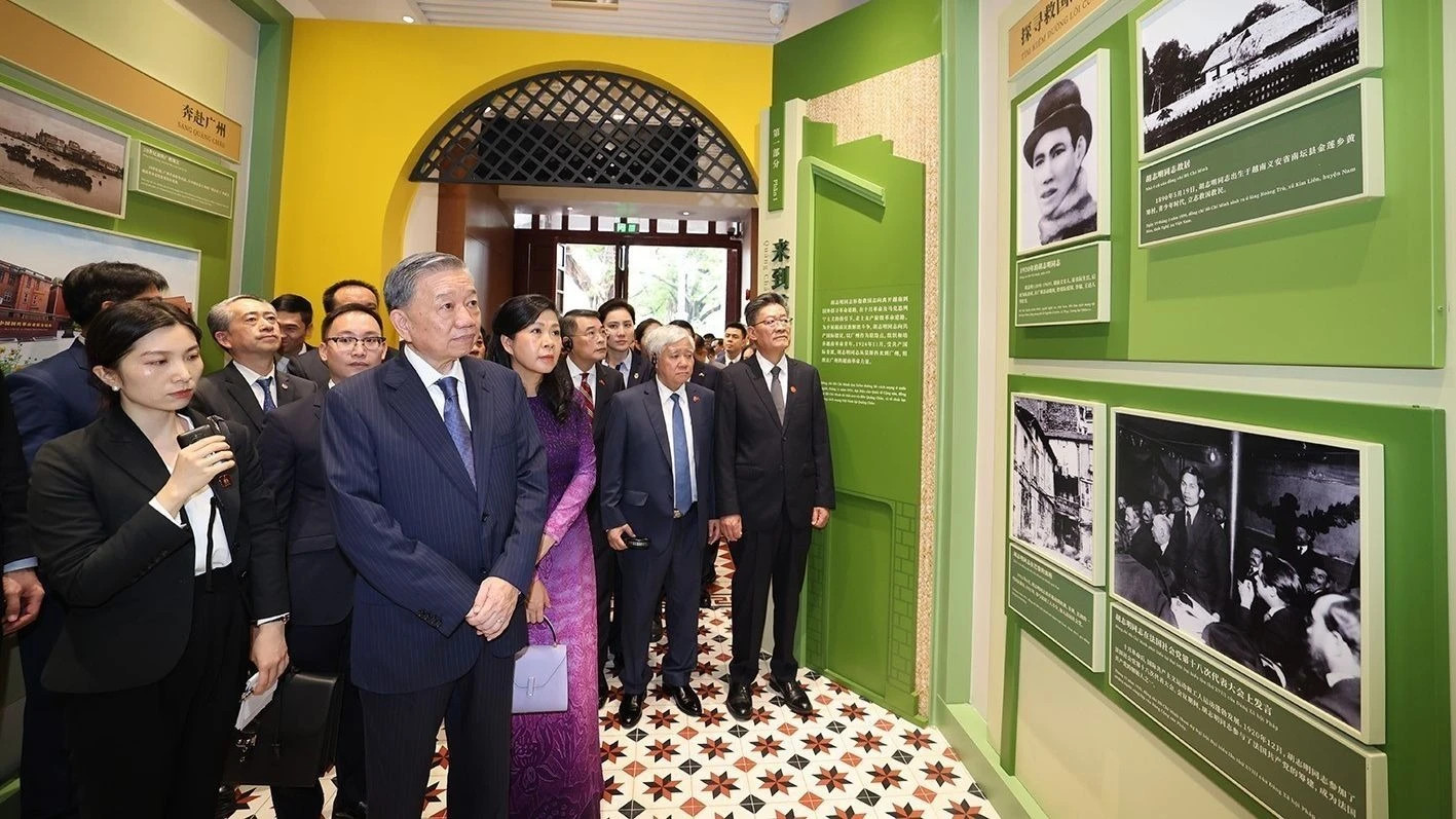 General Secretary and President To Lam and his spouse visit the “headquarters of the Vietnamese Revolutionary Youth League” relic site.