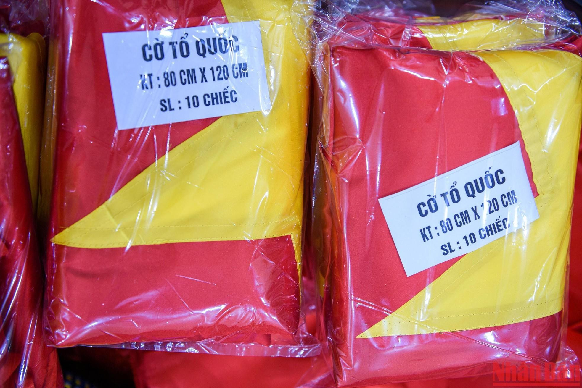 It takes nearly two days for Nhung to complete a flag and even longer for a novice worker. Therefore, the price of a hand-woven flag usually costs about 600,000-1,000,000 VND, much higher than those made using machines. It takes nearly two days for Nhung to complete a flag and even longer for a novice worker. Therefore, the price of a hand-woven flag usually costs about 600,000-1,000,000 VND, much higher than those made using machines.
