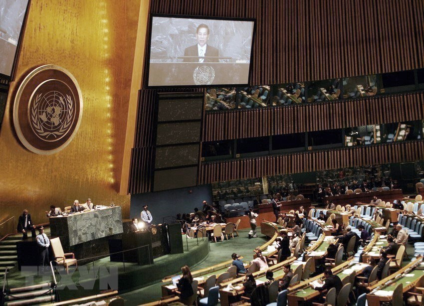 On September 25, 2009, at the United Nations headquarters in New York (the US), President Nguyen Minh Triet spoke at the 64th Session of the United Nations General Assembly with the theme “Non-proliferation of nuclear weapons and nuclear disarmament”. (Photo: VNA) On September 25, 2009, at the United Nations headquarters in New York (the US), President Nguyen Minh Triet spoke at the 64th Session of the United Nations General Assembly with the theme “Non-proliferation of nuclear weapons and nuclear disarmament”. (Photo: VNA)