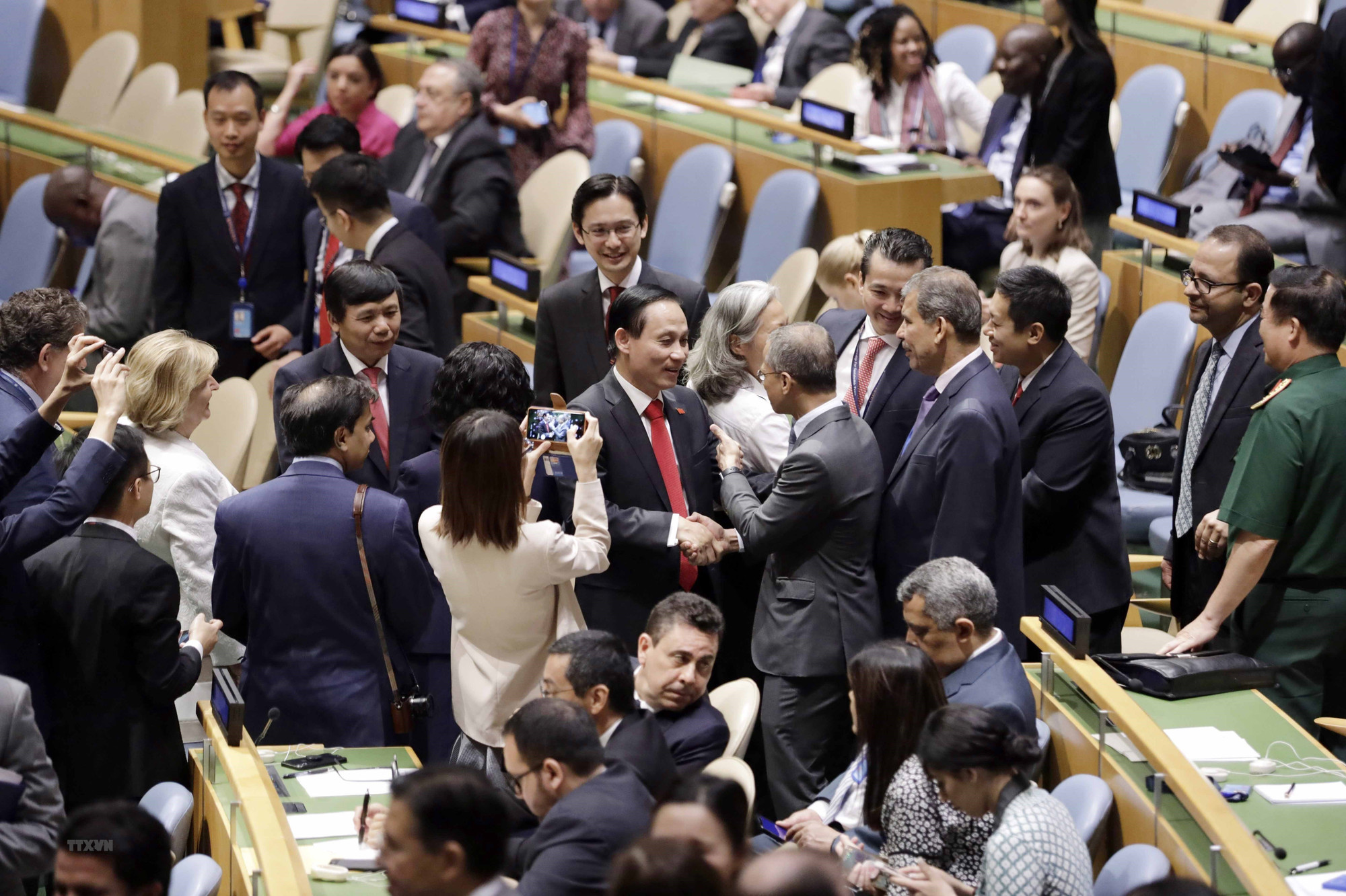 Deputy Foreign Minister Le Hoai Trung (centre), head of Vietnamese delegation, receives congratulations from diplomatic representatives of other countries after Vietnam won the election to become a non-permanent member of the UN Security Council for 2020-2021, New York, US, June 7, 2019. (Photo: THX/VNA) Deputy Foreign Minister Le Hoai Trung (centre), head of Vietnamese delegation, receives congratulations from diplomatic representatives of other countries after Vietnam won the election to become a non-permanent member of the UN Security Council for 2020-2021, New York, US, June 7, 2019. (Photo: THX/VNA)