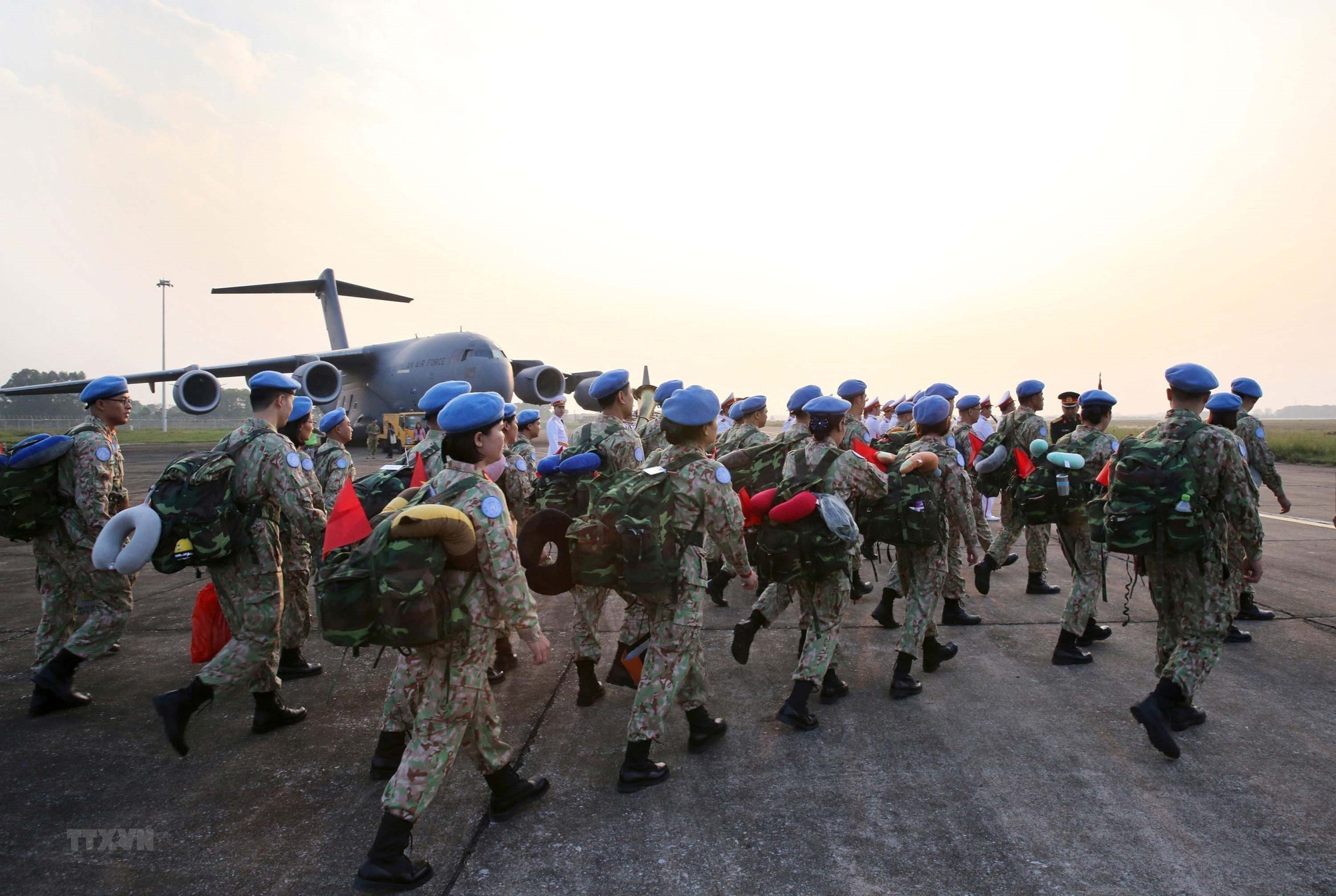 Officials and staff of Level-2 Field Hospital No. 2 set off for the South Sudan mission. (Photo: VNA) Officials and staff of Level-2 Field Hospital No. 2 set off for the South Sudan mission. (Photo: VNA)