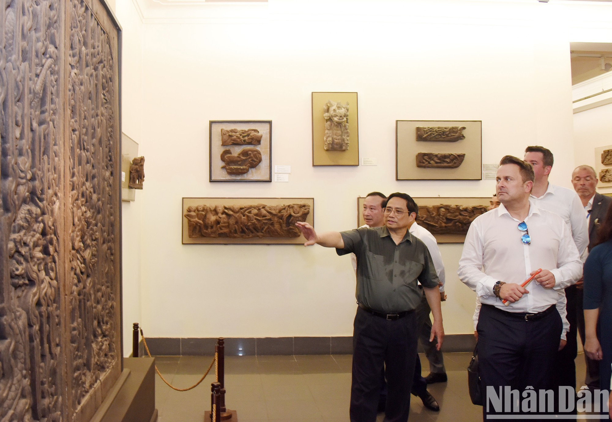 The two Prime Ministers hope that the museum would continue to promote and carry out its mission of researching, collecting, restoring, displaying, educating and propagandising documents, artifacts and fine art works of Vietnam.