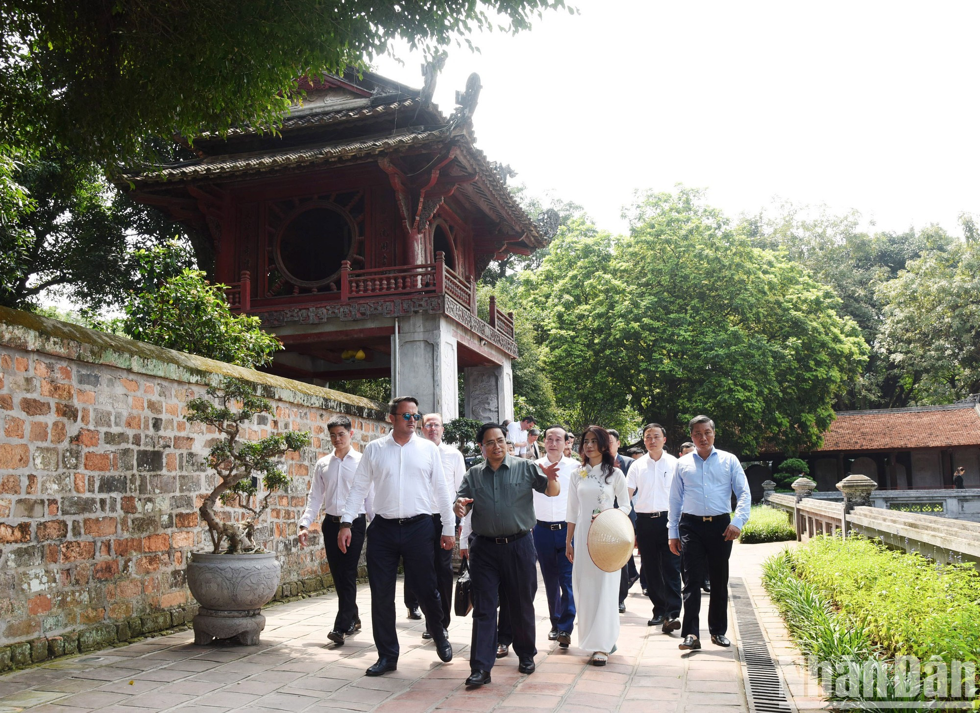 At the Temple of Literature, PM Pham Minh Chinh briefed the Prime Minister of Luxembourg Xavier Bettel on the history of the Temple of Literature, the first university of Vietnam.