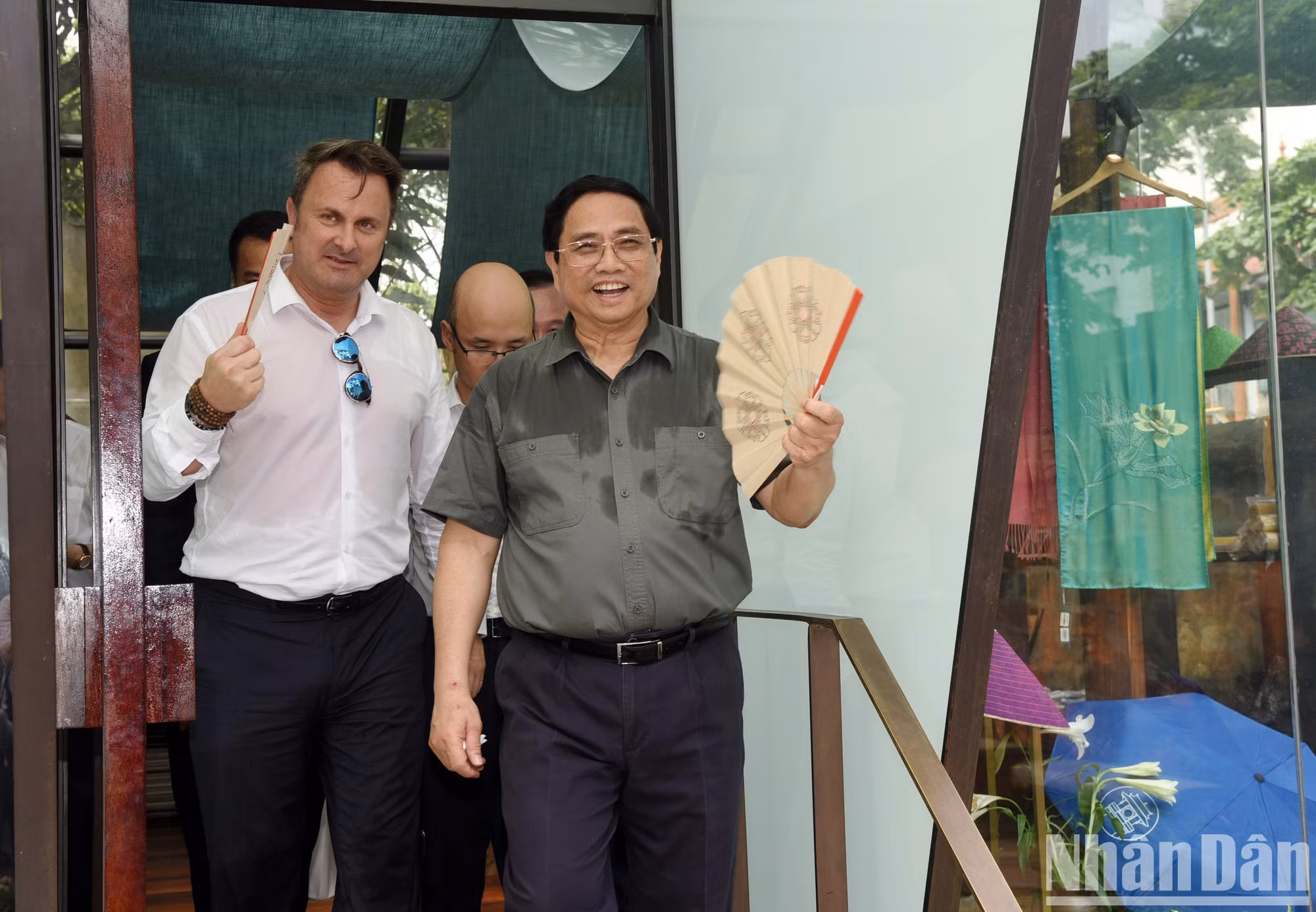 The two Prime Ministers use paper fans bought at a souvenir shop in the Temple of Literature relic site.