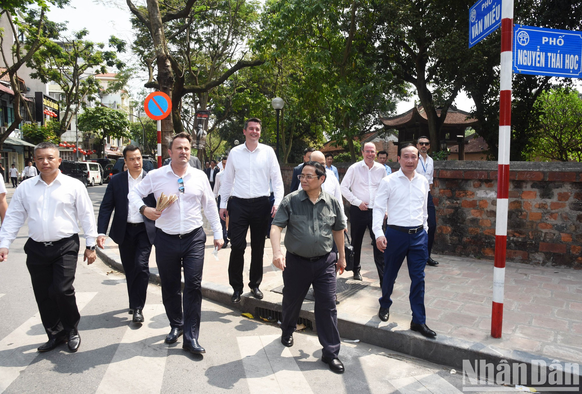 Prime Minister Pham Minh Chinh and his Luxembourg counterpart Xavier Bettel visit Vietnam Fine Arts Museum.